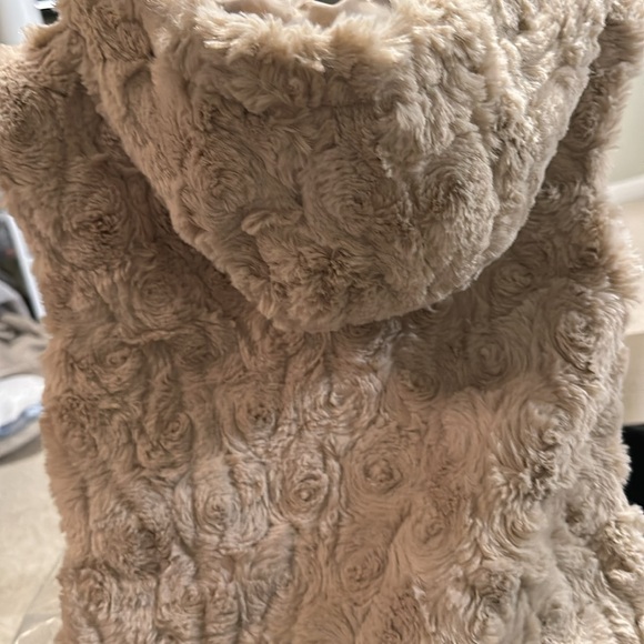 Girls faux fir hooded vest - Picture 3 of 10